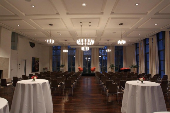 Der Saal des Würth Haus Berlin mit Bestuhlung und Bühne.